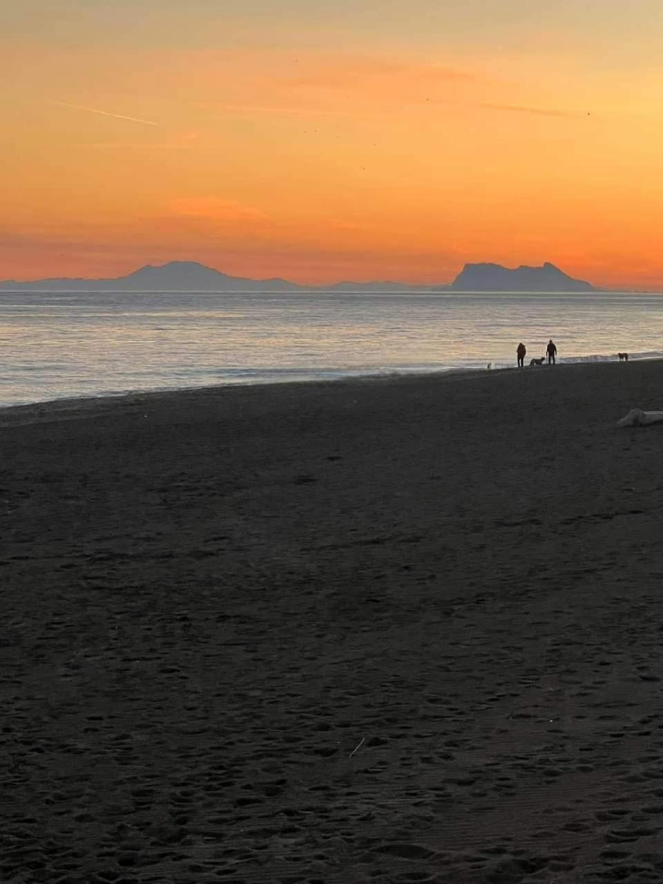 Apartment Beachfront Accommodation Estepona Zewnętrze zdjęcie